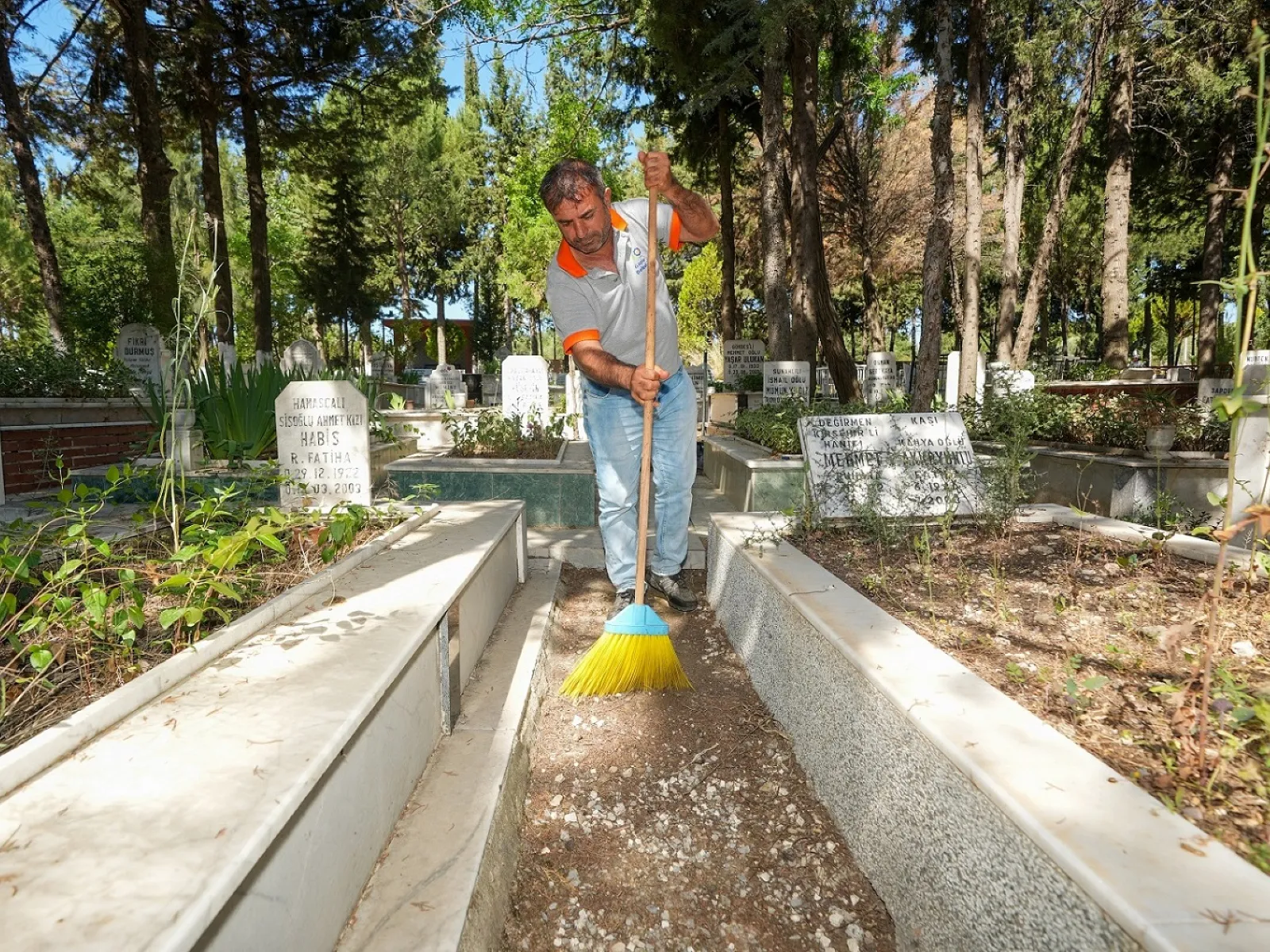 Gaziemir’de mezarlıklar temizlendi