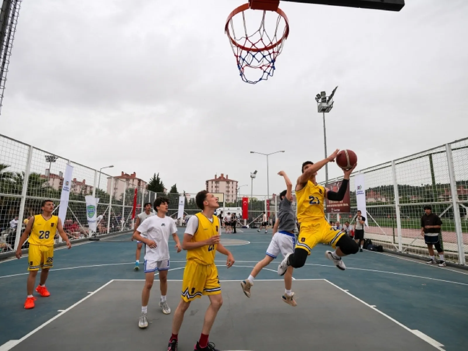 Gaziemir’de basketbolcular kıyasıya yarıştı