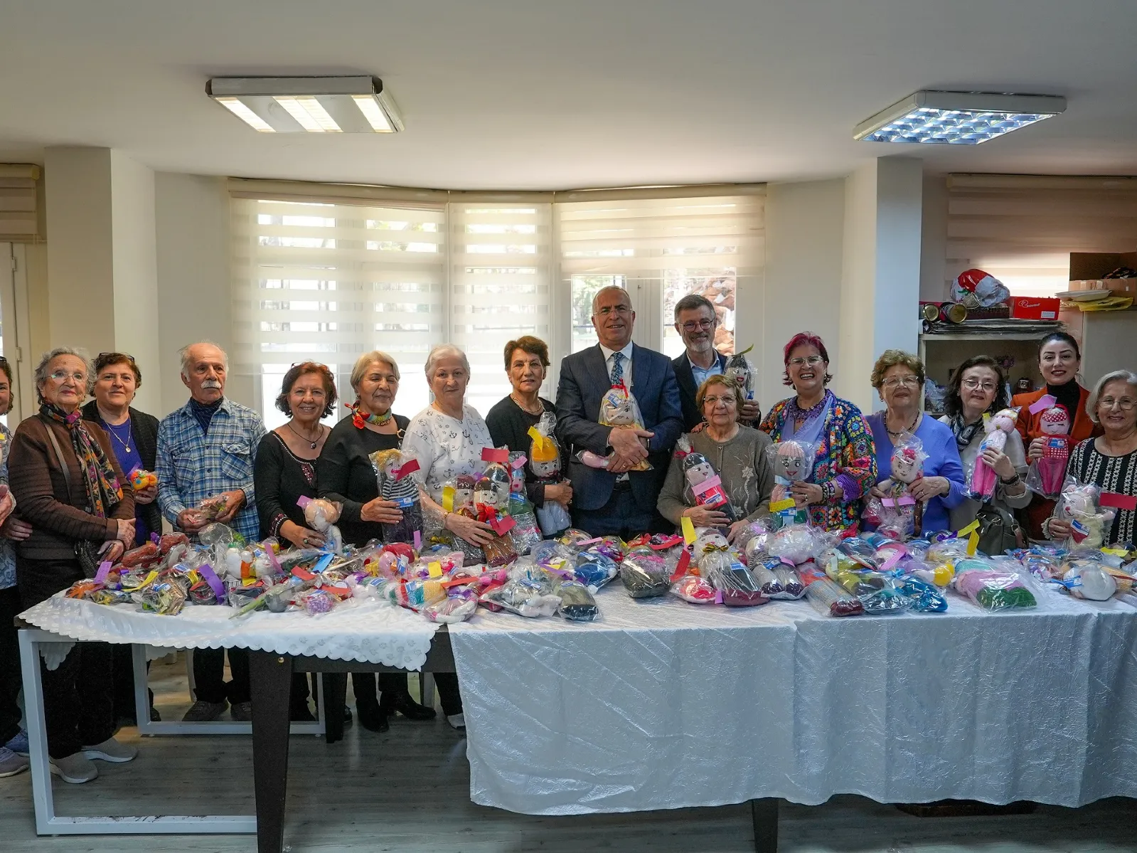 Gaziemir’in çınarlarından fidanlara 23 Nisan armağanı