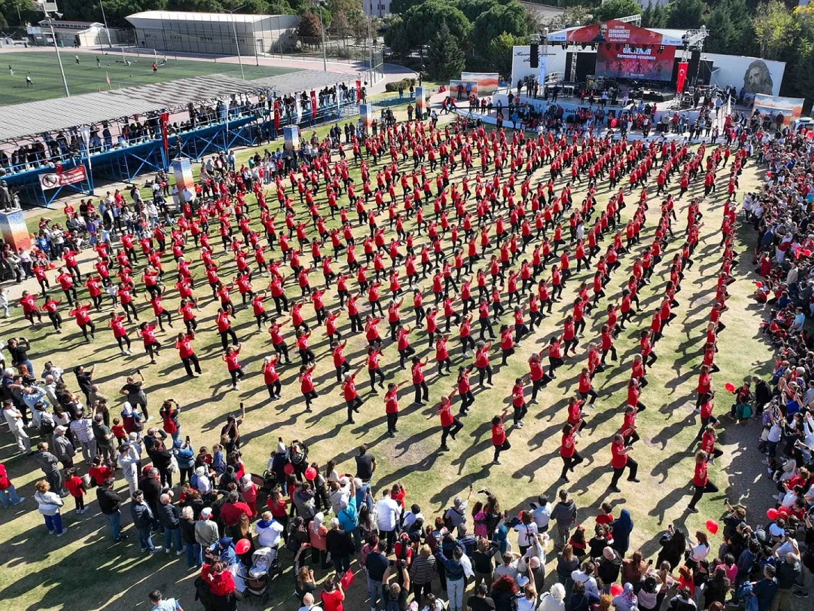 Gaziemir’de 750 kişi Cumhuriyet için harmandalı oynadı