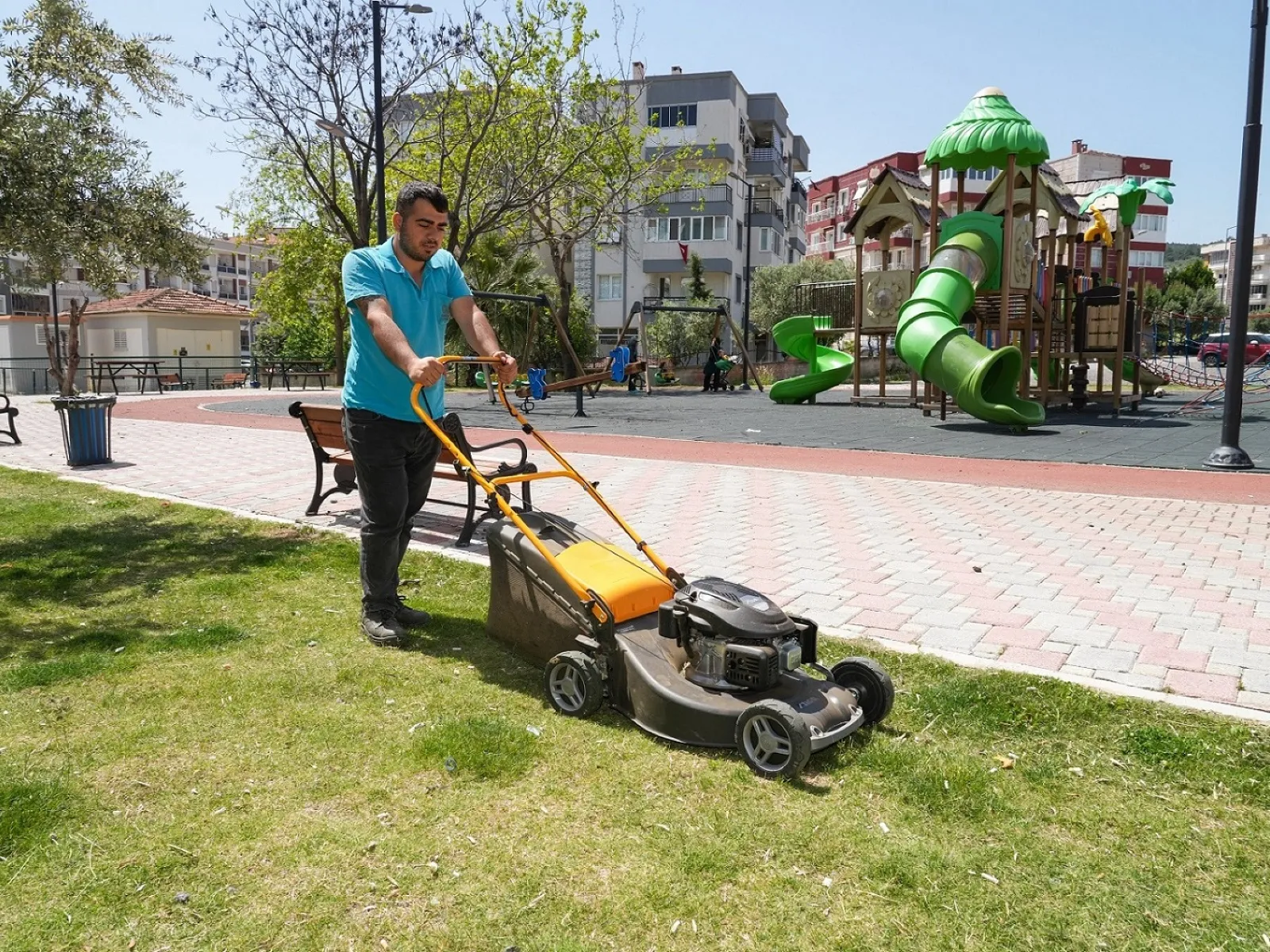 Gaziemir’in parklarında yoğun çalışma