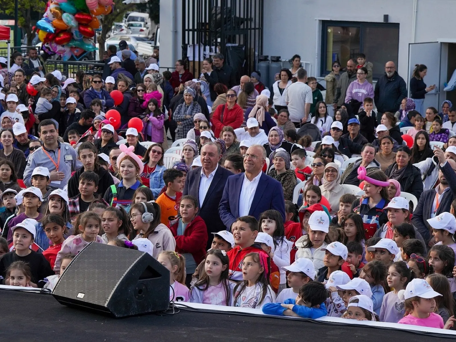 Gaziemir’de şenlik başladı, çocukların neşesi meydanları doldurdu