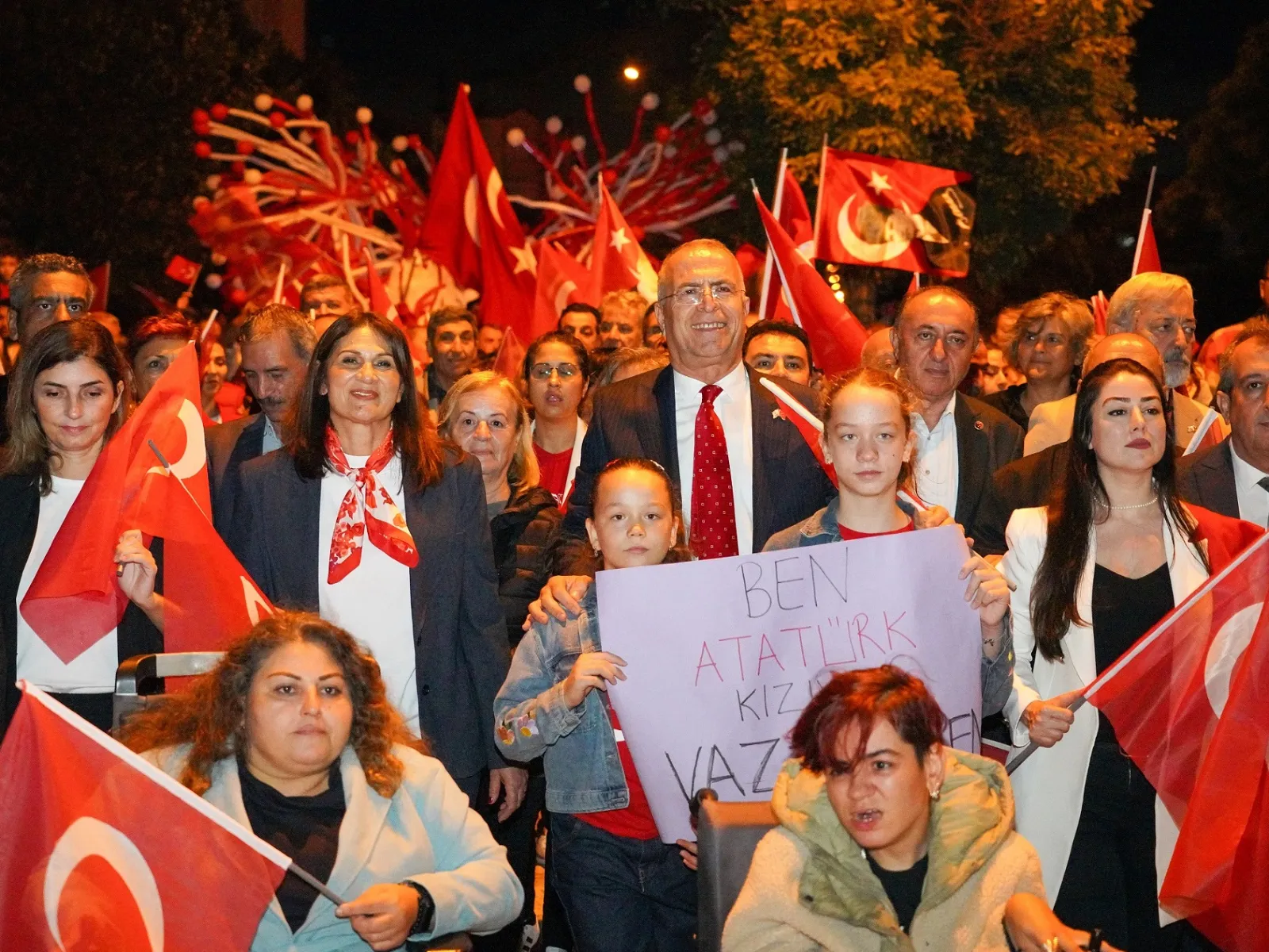 Gaziemir, Cumhuriyetin 102. yılında tek yürek oldu
