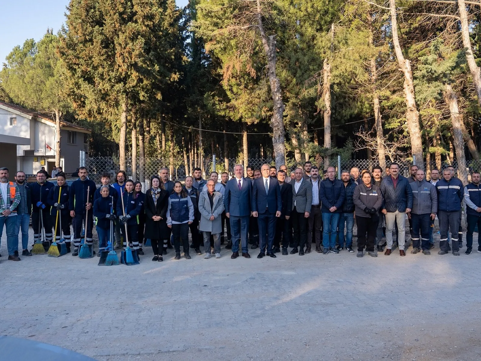 Gaziemir’in mezarlıklarında bayram temizliği