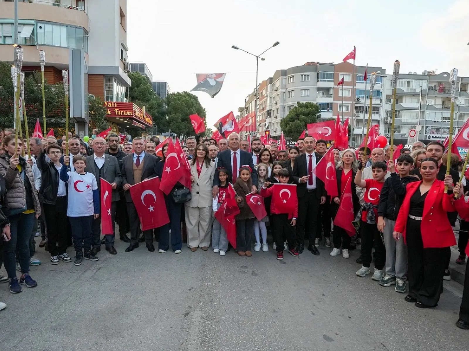 Gaziemir’de 23 Nisan coşkusu kortejle taçlandı