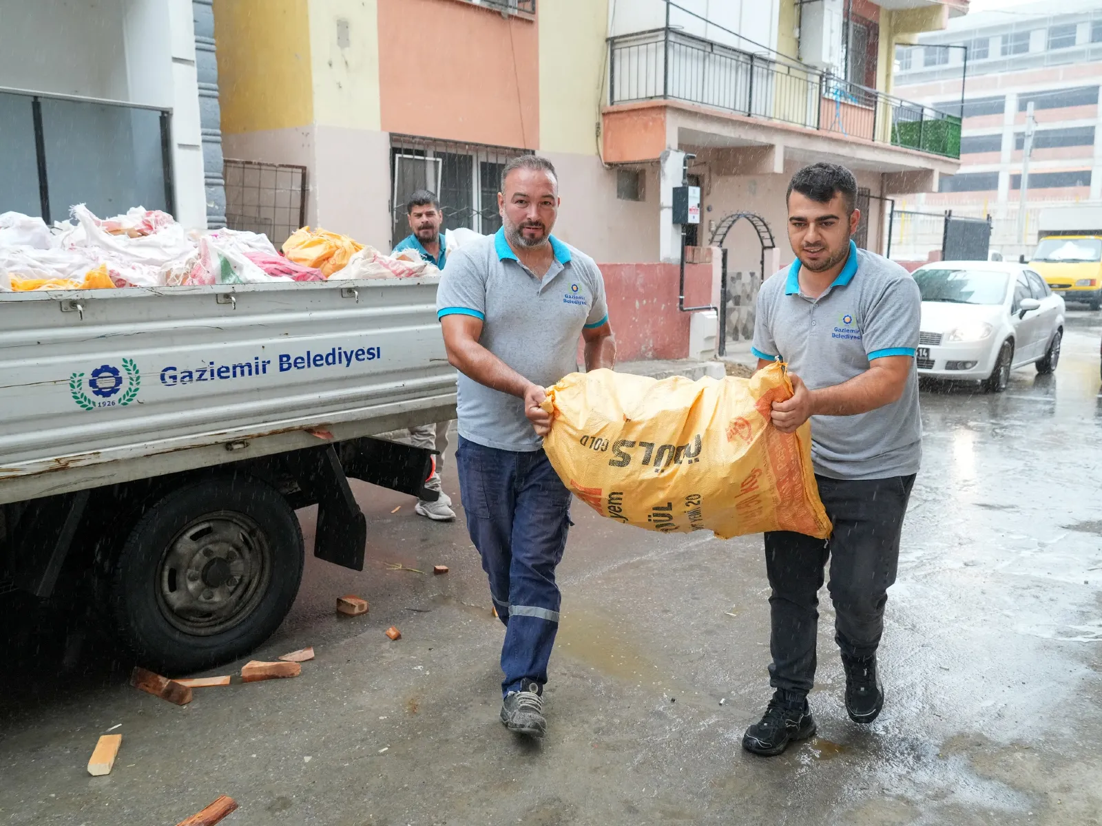 Gaziemir Belediyesi’nden yurttaşlara yakacak odun desteği
