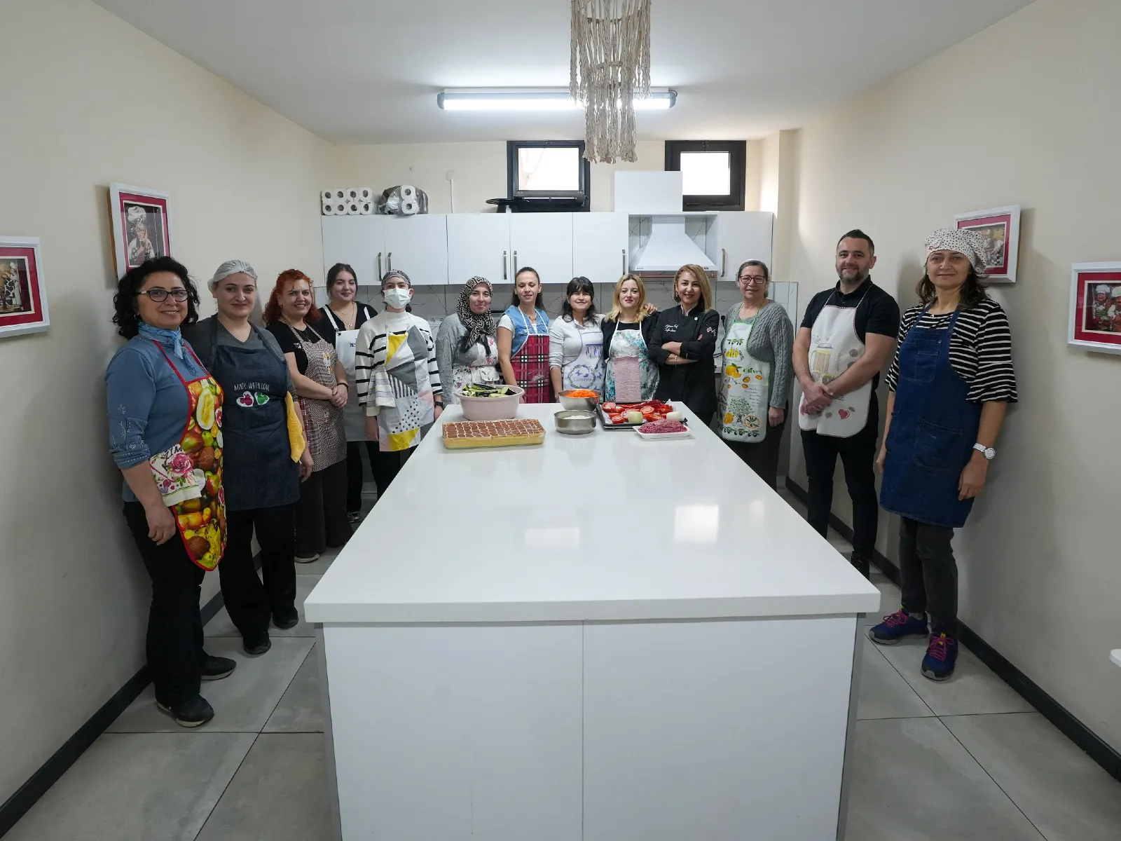 Mutfak atölyesinde Gaziemir’in yeni aşçıları yetişiyor